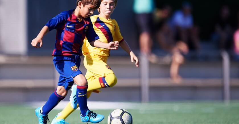 Niños jugando futbol